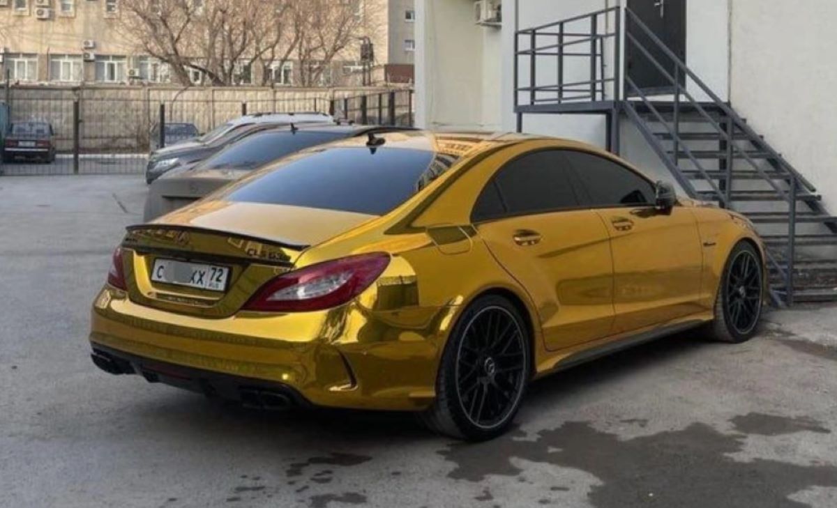 В центре Тюмени заметили золотой Mercedes