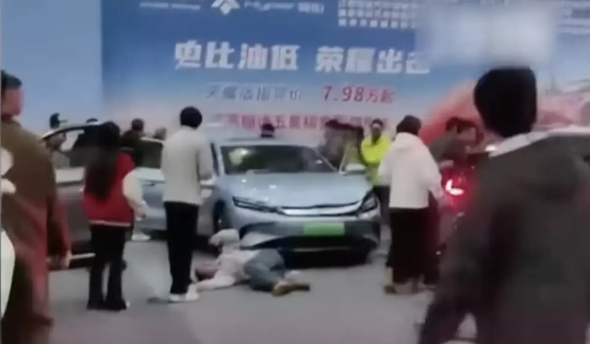На китайском автосалоне электромобиль наехал на пятерых людей