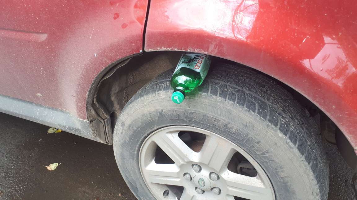 Заметили бутылку на колесе своего авто? – Вы в опасности!