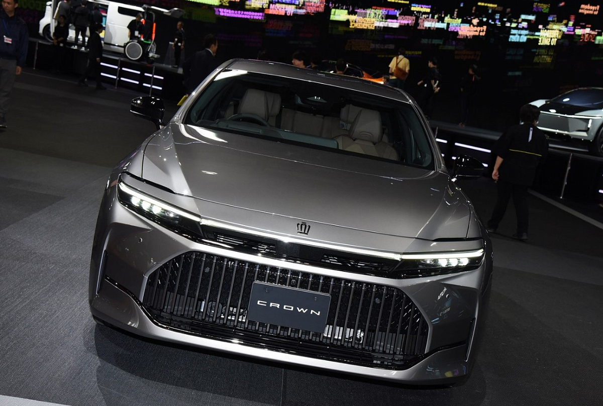 В Китае представили обновленный Toyota Crown 2024 года с мощным гибридным двигателем